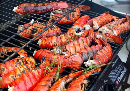Được mệnh danh là vua của các loại hải sản, tôm hùm là món ăn xa xỉ ở Việt Nam. Chúng xuất hiện trên bàn nhậu với chi phí khủng khi có giá hơn 4 triệu đồng/kg tươi sống. Ảnh: Daohaisan.