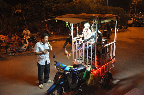 Đêm 3.3, hình ảnh người cha chở hai con trong lồng sắt bị bệnh cùng xuống phố bán kẹo mút kiếm tiền nuôi con ở khu dân cư Vĩnh Lộc, quận Bình Tân, TP.HM) khiến nhiều người xúc động.