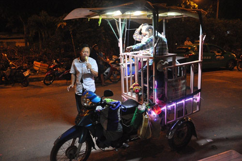 Vợ bỏ đi, con bị bệnh. Tôi mong mình có sức khỏe để đi hát rong kiếm tiền nuôi các con”, người cha Đặng Hữu Nghị nói.