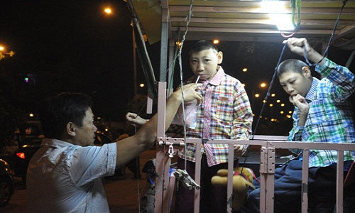 Không lâu sau đó, vì cuộc sống quá khó khăn nên vợ anh cũng bỏ đi. Anh Nghị một nách hai con lặn lội rời quê vào Sài Gòn thuê phòng trọ để mưu sinh bằng việc hát rong, bán kẹo mút và để có cơ hội chữa trị cho hai con trai bị bệnh.