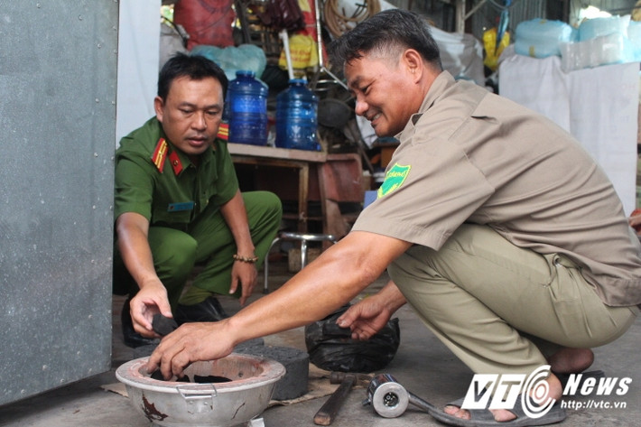 Ý tưởng nấu cháo cho bệnh nhân được Trung tá Nguyễn Văn Tài - Trưởng công an phường Tam Phú đề xuất, được các chiến sỹ công an hưởng ứng và triển khai từ tháng 7/2016. (Ảnh: Quang Hải)