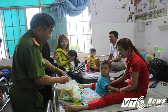 Việc làm nhân văn, đầy ý nghĩa của Công an phường Tam Phú càng làm cho tình quân dân ngày càng được thắt chặt, gần gũi. (Ảnh: Quang Hải)