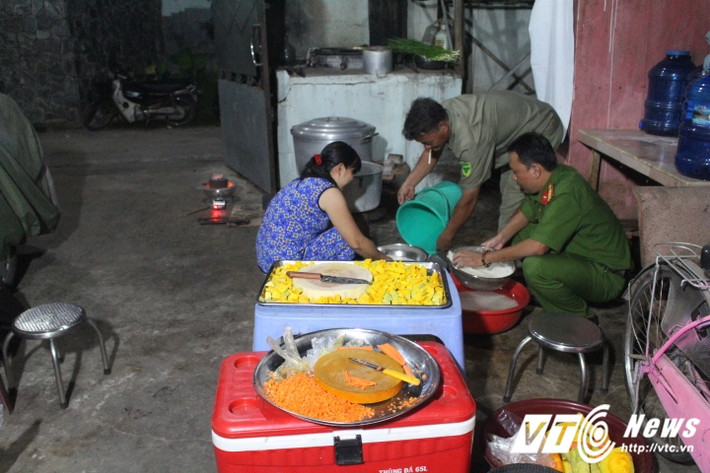 Nồi cháo từ thiện có mặt tại bệnh viện từ lúc sáng sớm. (Ảnh: Quang Hải)