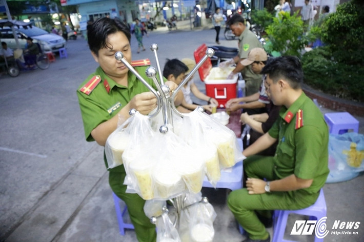 Trung tá Nguyễn Văn Tài - Trưởng công an phường Tam Phú trực tiếp mang cháo đến tận giường bệnh cho bệnh nhân. (Ảnh: Quang Hải)