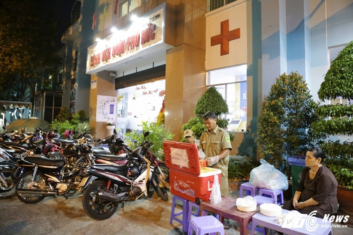 Các chiến sỹ công an đóng cháo để phát cháo cho người nghèo, bệnh nhân nghèo. (Ảnh: Quang Hải)