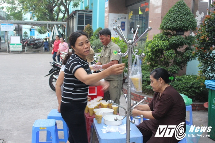 Công việc diễn ra khẩn trương để kịp phát bữa sáng cho bệnh nhân nghèo. (Ảnh: Quang Hải)