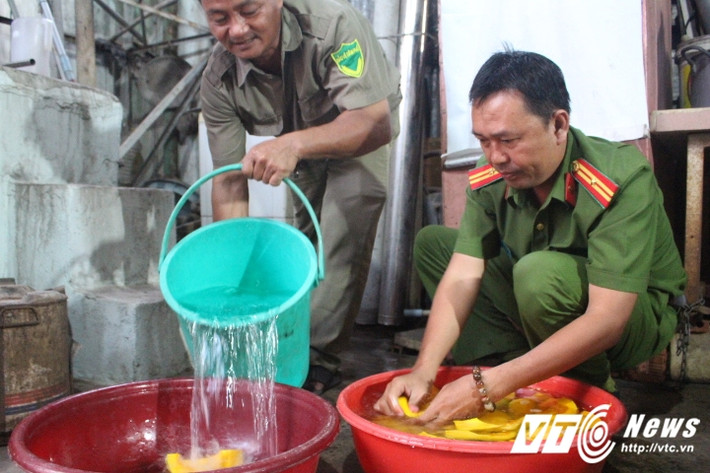 Nấu cháo từ thiện được Công an phường Tam Phú triển khai ngoài giờ hành chính nên không ảnh hưởng đến công tác của đơn vị. (Ảnh: Quang Hải)