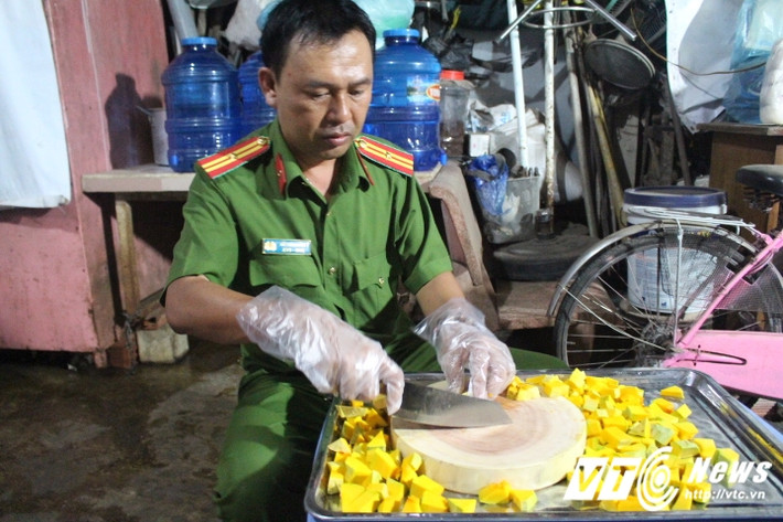 Công việc nấu cháo được thực hiện vào lúc 17h30 và kết thúc lúc 23h cùng ngày. (Ảnh: Quang Hải)