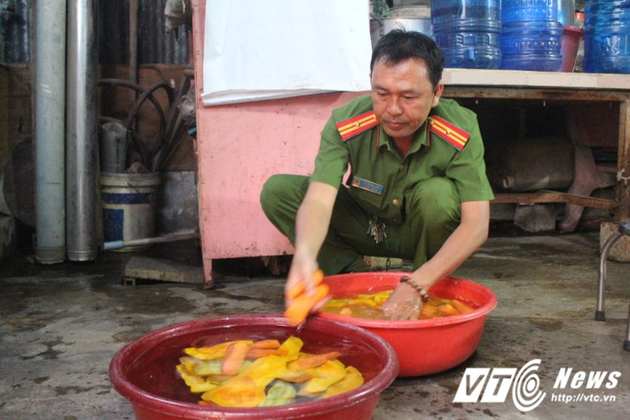 Hành động đẹp các chiến sỹ công an phường Tam Phú nhận được sự cảm phục và yêu quý từ người dân và bệnh nhân trong địa bàn. (Ảnh: Quang Hải)