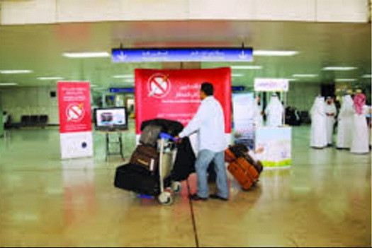 Theo nhận xét của hầu hết du khách, sân bay JeddahKing Abdulaziz thực sự hỗn loạn. Nhiều người vẫn thản nhiên hút thuốc trong khu vực cấm hút thuốc ở sân bay mà không hề bị nhắc nhở. Ảnh: Airports.