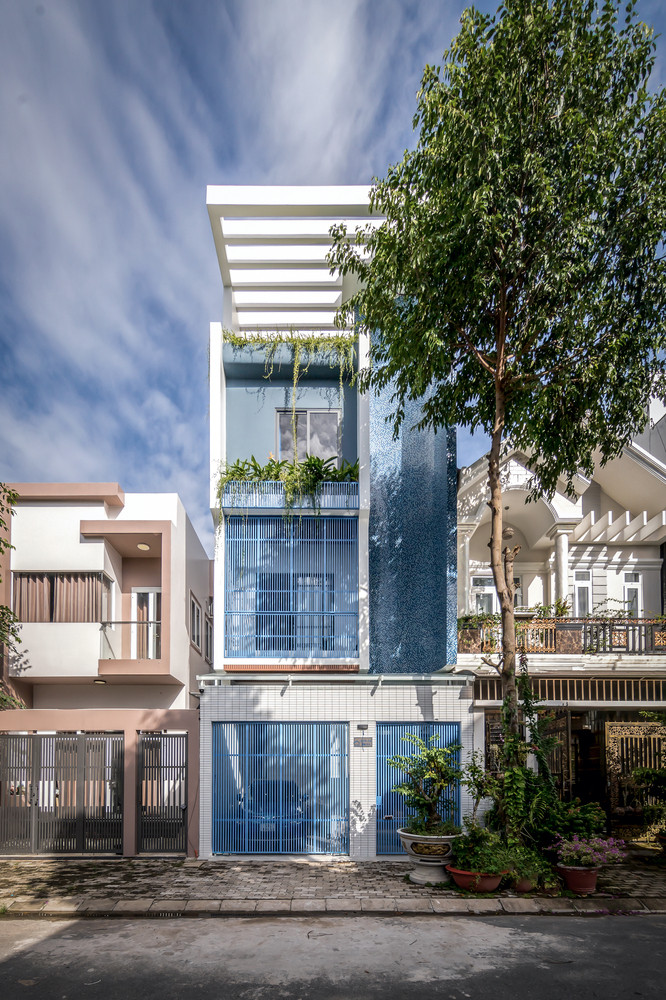 Grow Up House được xây dựng vào năm 2020 sau khi tỷ lệ lây nhiễm đại dịch COVID-19 giảm và ổn định. Gia chủ cần một nơi để các con được an toàn và lớn lên khỏe mạnh, có thể trải nghiệm tuổi thơ ngay tại nhà. Ảnh: Minh Quốc Bùi