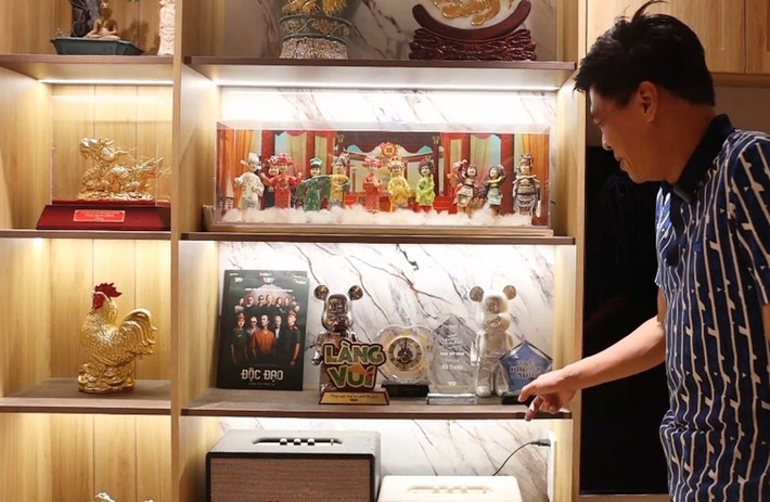 Căn hộ của Trung Ruồi có nhiều góc bí mật, lưu giữ nhiều kỷ niệm khi làm nghệ thuật. Ảnh: Tiền phong