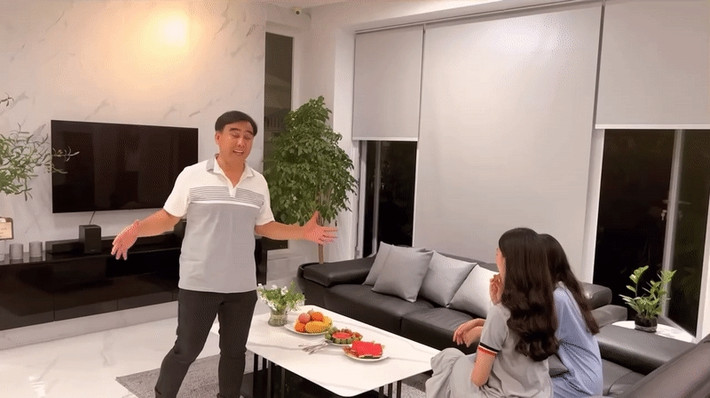 Bên trong ngôi nhà, nội thất được chọn lựa đơn giản nhưng sang trọng. Ảnh chụp màn hình