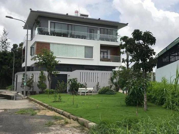 Tại Việt Nam, vợ chồng Ốc Thanh Vân sở hữu căn biệt thự không khác miệt vườn ở Bình Chánh (TP HCM). Ảnh: FBNV