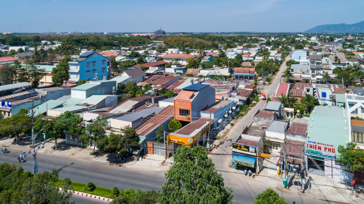 Hai mảnh sân nhỏ trồng cây xanh là nơi thư giãn của các thành viên trong gia đình. Ảnh: Hiroyuki Oki