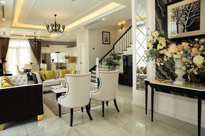 Nội thất trong nhà sử dụng các gam màu trắng, kem, nâu, đen mang đến cảm giác thư thái, ấm cúng. Ảnh: Ngoisao