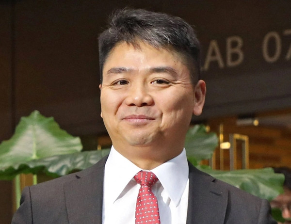 Dịp Tết Nguyên đán vừa qua, doanh nhân Lưu Cường Đông, người sáng lập công ty thương mại điện tử JD.com gây xôn xao dư luận khi chi tới 30 triệu nhân dân tệ (hơn 103 tỷ đồng) mua quà, mừng tuổi người dân ở quê hương. Ảnh: SCMP