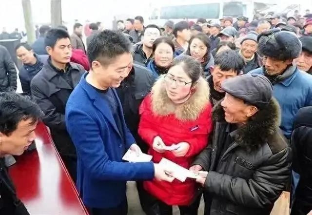 Dịp Tết 2018, vị đại gia gửi tặng hơn 800 hộ gia đình trong làng những gói quà từ thực phẩm đến đồ gia dụng. Tết 2024, ông tặng hơn 1.000 chiếc áo lông và hơn 1.000 hộp quà cho người dân. Ảnh: Sohu