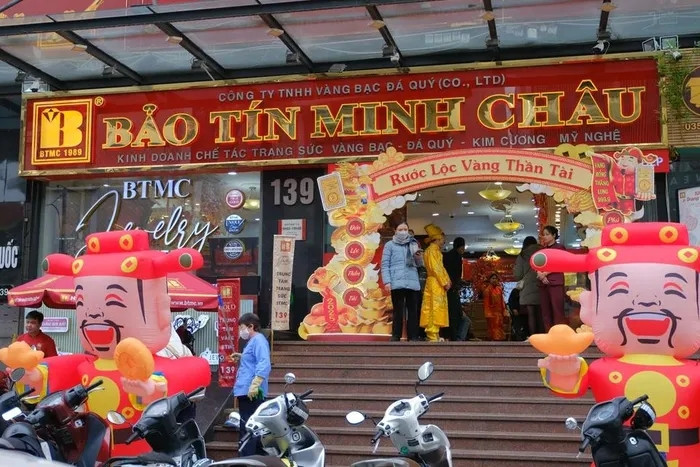 Từ đầu giờ sáng ngày 5/2, cửa hàng Bảo Tín Minh Châu cơ sở Cầu Giấy đã tấp nập khách. (Ảnh: Trung Kiên/Vietnam+)