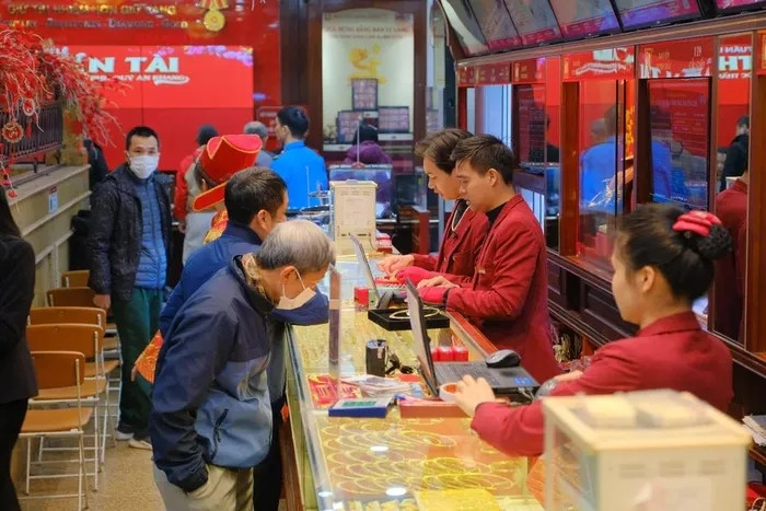 Công ty Bảo Tín Minh Châu cho biết, cửa hàng tạm thời không giới hạn số lượng mua bán của khách hàng với mặt hàng nhẫn tròn trơn. Tuy nhiên, lượng giao dịch vẫn phụ thuộc theo lượng hàng thực tế tại quầy sản phẩm. (Ảnh: Trung Kiên/Vietnam+)