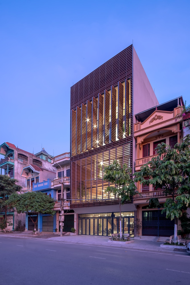 Nằm ở trung tâm thành phố Bắc Ninh, ngôi nhà được thiết kế dành cho gia đình 4 thế hệ. Thiết kế lấy cảm hứng từ hiệu ứng về không gian và ánh sáng theo kiểu “hang động” trong vùng khí hậu cận nhiệt đới ẩm. Ảnh: Tiến Thành Nguyễn