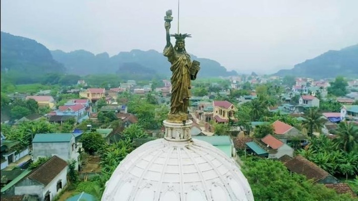 Căn biệt thự được xây dựng theo ý tưởng từ thời kỳ Phục hưng vào thế kỷ 14 đến 17 ở châu Âu. Trên nóc tòa nhà đặt bức tượng Nữ thần Tự do của Mỹ để tạo điểm nhấn. Ảnh: ĐSPL