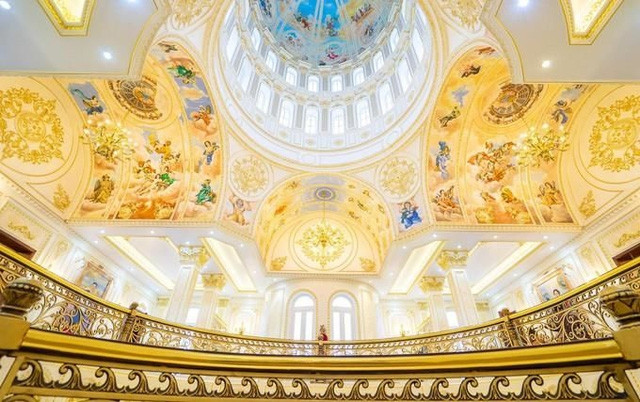Mang đậm kiến trúc Châu Âu, căn biệt thự sở hữu nhiều thiết kế mái vòm. Toàn bộ họa tiết trên trần nhà được vẽ bằng tay với những gam màu ấm nóng. Ảnh: Odditycentral