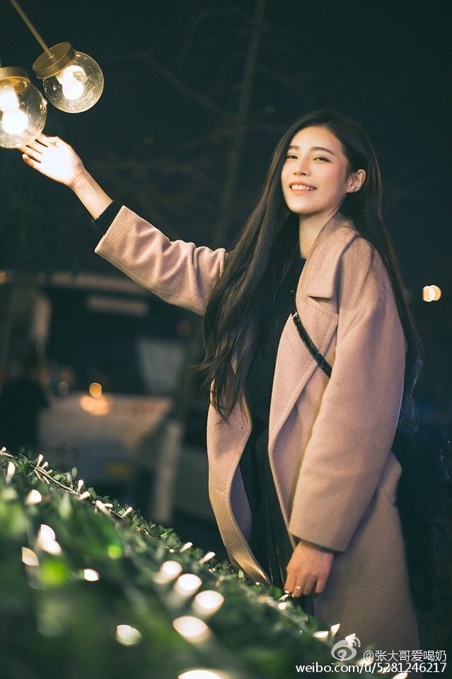Nụ cười ấm áp và hồn nhiên của nữ sinh 9X giúp sưởi ấm những trai tim cô đơn trong mùa đông giá lạnh.