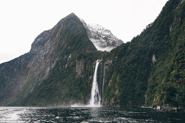 Thác nước trắng xóa chảy từ trên núi cao trong vườn quốc gia Fiordland.