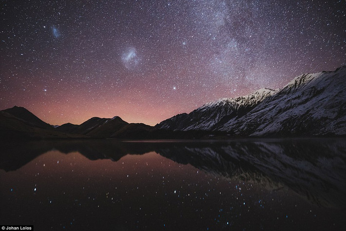 Bầu trời đêm đầy sao in bóng xuống hồ Moke ở Queenstown.
