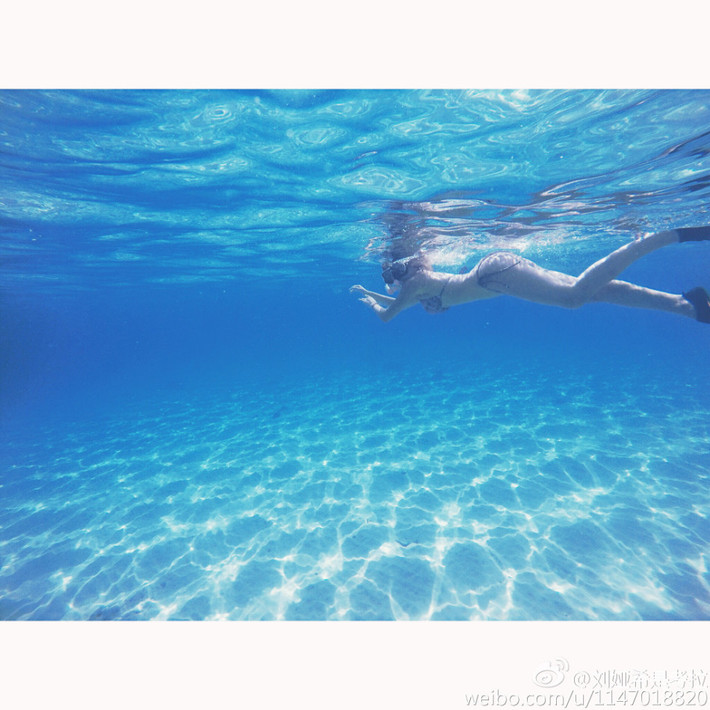 Đắm mình dưới làn nước trong xanh.
