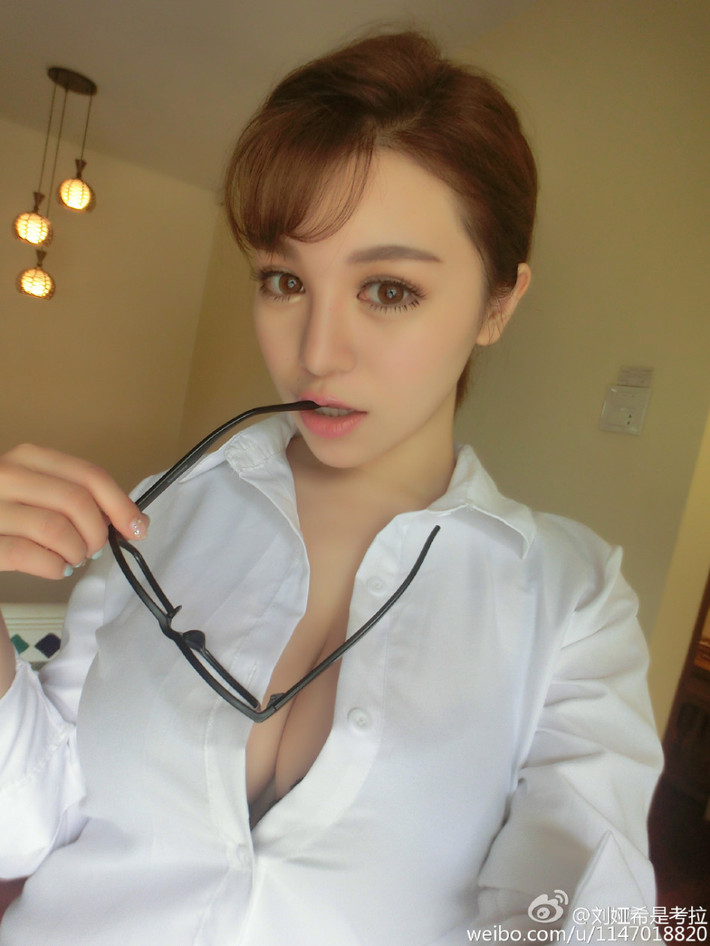 Nữ sinh 9X khoe vòng một sexy trong chiếc áo sơ mi trắng.