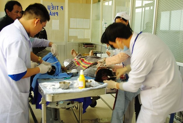 Trao đổi PV báo PL TPHCM, bác sĩ Nguyễn Đức Thuận - Phó Giám đốc Bệnh viện Đa khoa Lâm Đồng, cho hay bốn bệnh nhân được chuyển vào khoa cấp cứu của bệnh viện đã qua cơn nguy kịch. Trong số đó, ông Trần Văn Hiếu bị thương rất nặng, chấn thương đầu cần phải phẫu thuật. Ảnh: PLO
