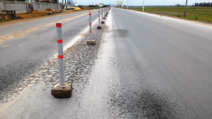 Theo ghi nhận của PV Kiến Thức, dự án mở rộng quốc lộ 1A đoạn qua tỉnh Quảng Bình đang xảy ra tình trạng xuống cấp nghiêm trọng dù gói thầu này chưa bàn giao.