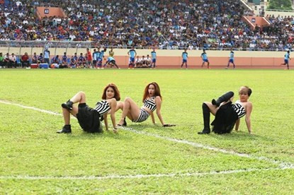 Vào khoảng tháng 7/2014, Lưu Hương Giang đã “đốt cháy” sân vận động Cẩm Phả Quảng Ninh bằng vũ đạo gợi cảm và nóng bỏng.