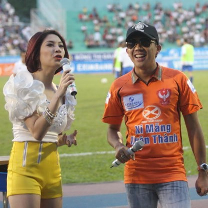 Không chỉ thường xuyên có tin đồn tình cảm với các cầu thủ bóng đá, Pha Lê còn rất "đắt sô" biểu diễn tại các trận bóng.
