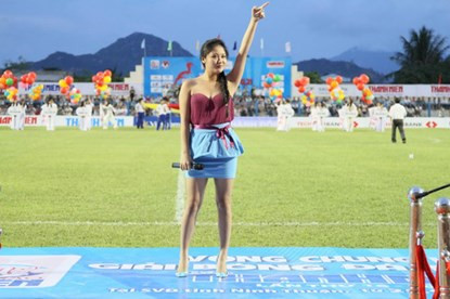 Tại lễ khai mạc vòng chung kết giải bóng đá U21 năm 2012 diễn ra tại sân Ninh Thuận, Văn Mai Hương cũng thu hút sự chú ý của hàng ngàn người hâm mộ khi xuất hiện trên sân bóng.