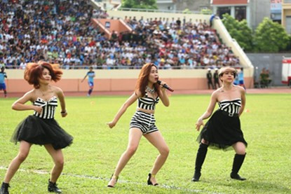 Dù đã là bà mẹ một con nhưng khi hát giữa sân bóng, Lưu Hương Giang vẫn rất bốc lửa.