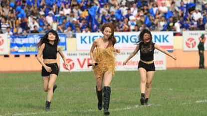 Sự xuất hiện của nữ ca sĩ xinh đẹp đến từ Thành phố Hồ Chí Minh đã làm cho không khí của trận giao đấu thêm cuồng nhiệt.