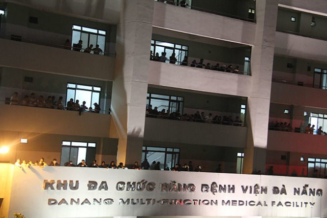 Bên trong Bệnh viện Đà Nẵng, hàng trăm bệnh nhân đang được điều trị tại đây đã ra hành lang đứng đón ông Nguyễn Bá Thanh. Ảnh: Hữu Khá/Tuổi Trẻ.