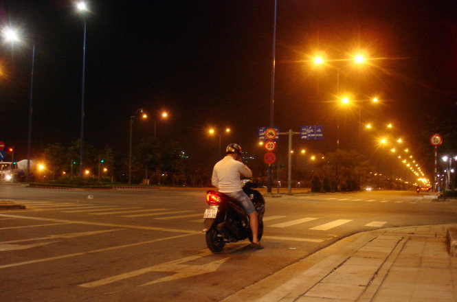 22h34 đêm 25/1 trên đại lộ Mai Chí Thọ (Q.2) rộng thênh thang và lạnh tê tái, hoàn toàn vắng xe cộ nhưng nhiều người vẫn dừng xe khi đèn đỏ. Một xe cũng dừng.