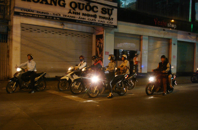 21h51 đêm 25/1 tại ngã tư Huỳnh Văn Bánh - Trần Huy Liệu (Q.3), một xe máy đậu chớm quá vạch dừng khi đèn đỏ, các xe còn lại vẫn không "hùa theo" mà vẫn dừng đúng vạch, đúng tuyến.
