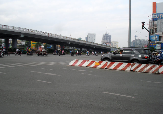 8h40 sáng 5/1 ở ngã tư Hàng Xanh, xe cộ dừng đúng vạch, chừa ra cả một khoảng rộng mênh mông rất an toàn cho xe chạy phía trước.
