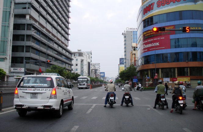 6h35 sáng 1/1/2015 ở ngã tư Nguyễn Văn Trỗi - Trương Quốc Dung, xe cộ dừng đèn đỏ rất đúng vạch, đúng phần đường của mình và chưa xe nào có biểu hiện nhấp nhô những giây cuối đèn đỏ.