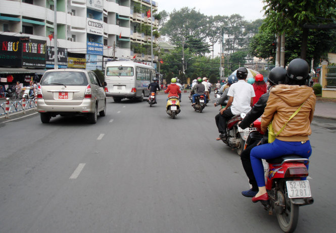 9h sáng 5/1 trên đường Phan Đăng Lưu, đoạn trước chợ Bà Chiểu (Bình Thạnh), cũng trong phần xe gắn máy nhưng xe chạy chậm tự đi phía trong, xe chạy nhanh ở phía ngoài, giáp tuyến xe 4 bánh.