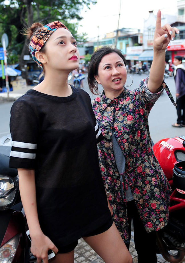 Mặc dù làm công việc kinh doanh hàng ăn khá vất vả nhưng mẹ ca sĩ Bảo Anh vẫn sở hữu khuôn mặt bầu bĩnh cùng làn da căng bóng.