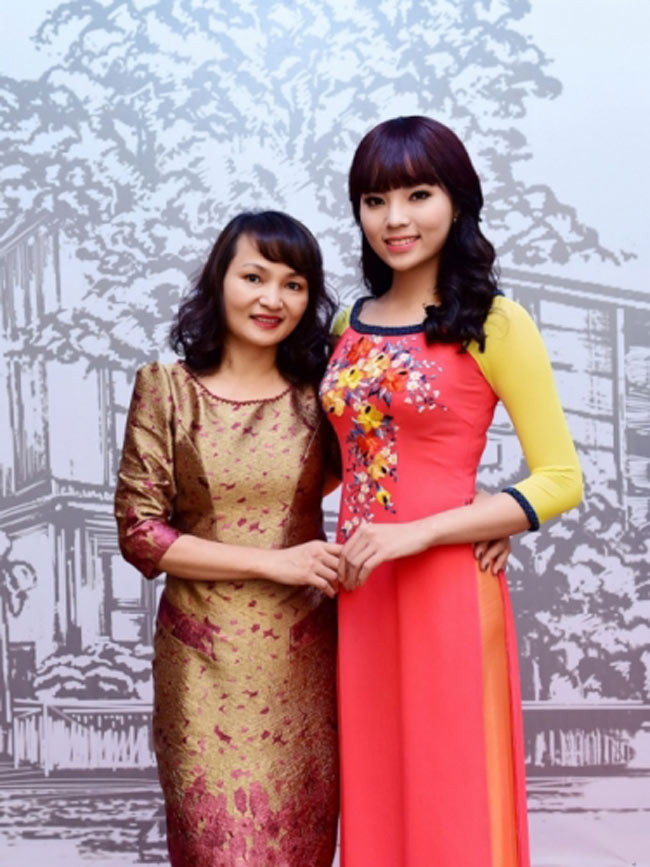 Xuất hiện tại một số sự kiện của showbiz cùng con gái, mẹ Hoa hậu Nguyễn Cao Kỳ Duyên thu hút sự chú ý của nhiều người nhờ ngoại hình trẻ trung không thua kém gì con gái.