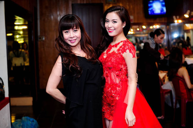 Mẹ ca sĩ Hoàng Thùy Linh - bà Lê Thu Huệ từng là biên đạo múa của Nhà hát ca múa nhạc Thăng Long. Có lẽ vì thế, mẹ của nữ ca sĩ "Rung động" rất biết làm đẹp và có gu về thời trang.