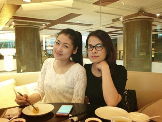 Thậm chí nhiều lần, Á hậu Tú Anh còn bị cho là nói dối vì không ai tin mẹ của người đẹp lại có thể trẻ đến vậy.