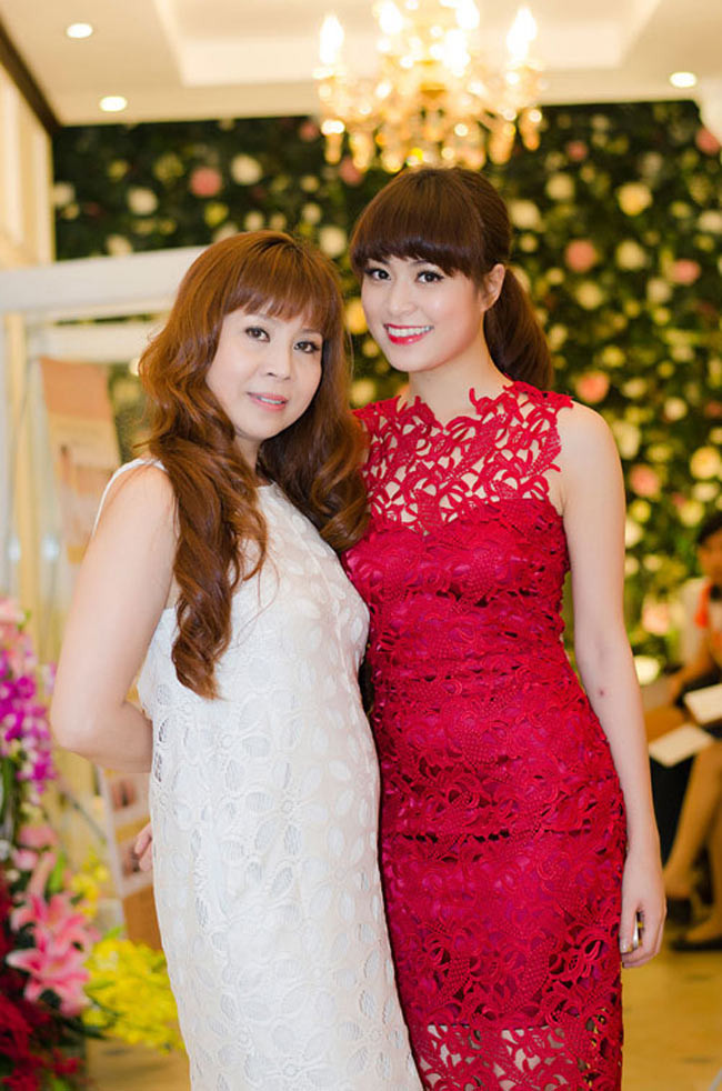 Bất cứ khi nào xuất hiện cùng con gái, mẹ Hoàng Thùy Linh luôn khiến mọi người phải chú ý và trầm trồ về ngoại hình thon gọn cùng nhan sắc trẻ trung như thiếu nữ mười tám, đôi mươi